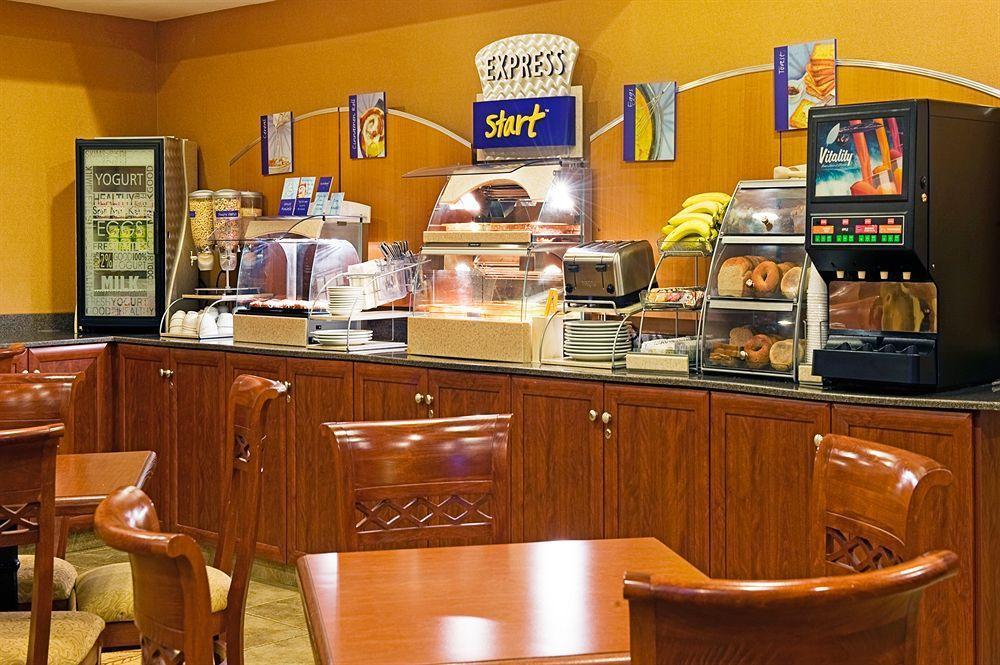 Holiday Inn Express Fort St John By Ihg Fort St. John Екстер'єр фото