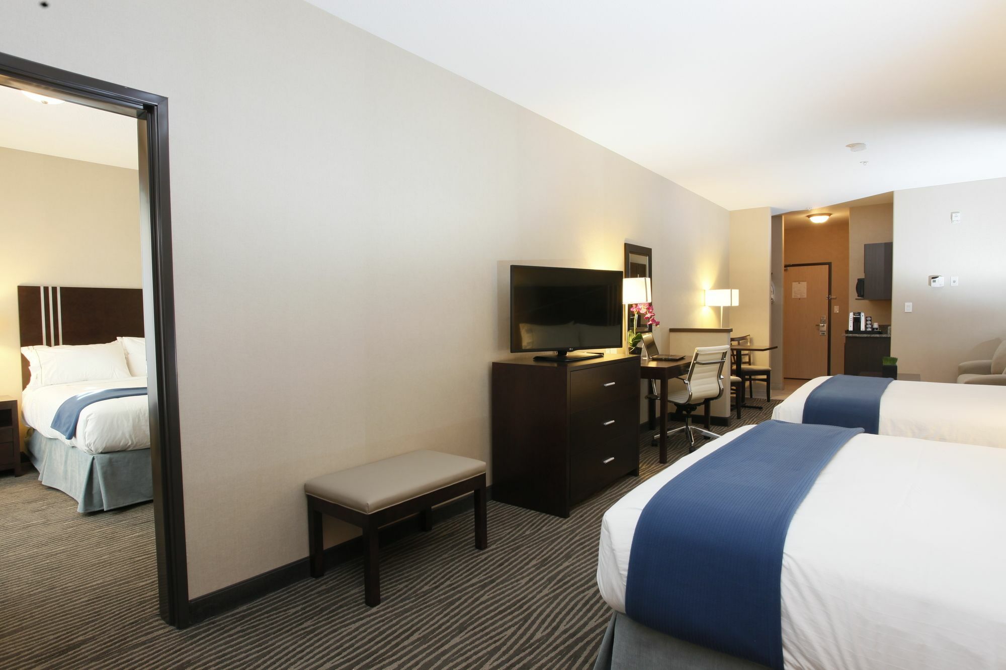 Holiday Inn Express Fort St John By Ihg Fort St. John Екстер'єр фото